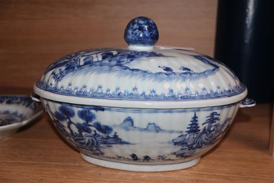 A Chinese blue and white tureen and cover and a similar dish, Qianlong tureen height 19cm